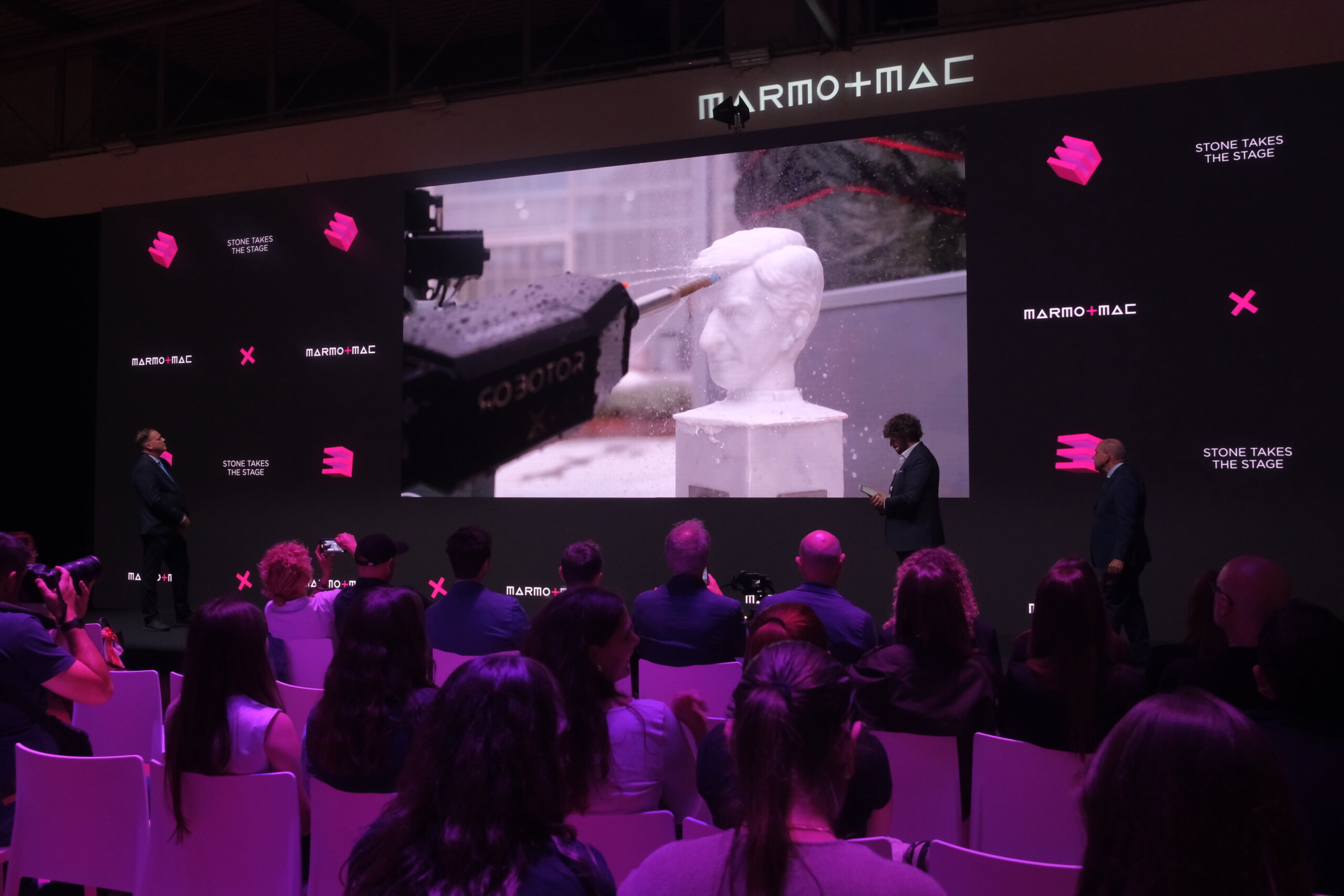 Maurizio-Cattelan-Marmomac-livingcorriere