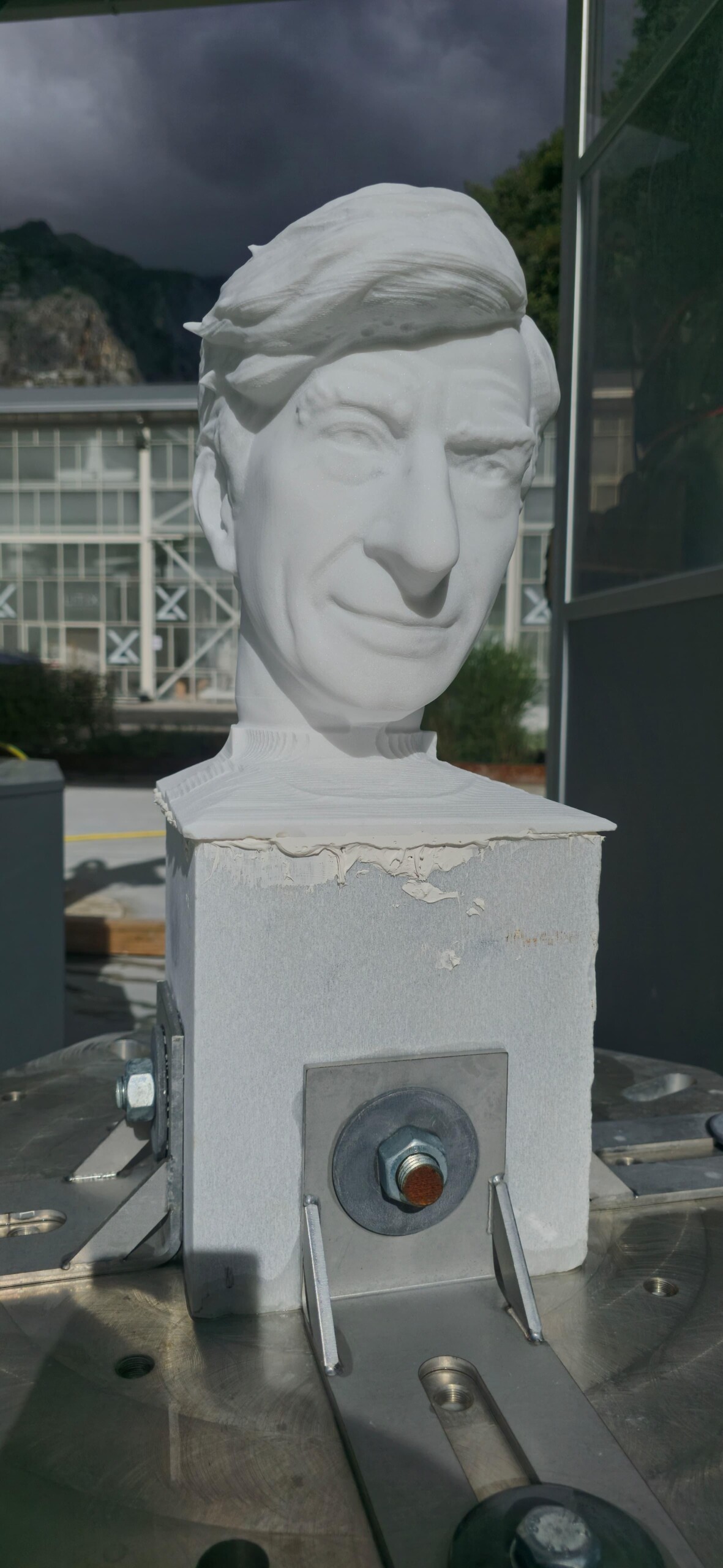 Maurizio-Cattelan-Marmomac-livingcorriere