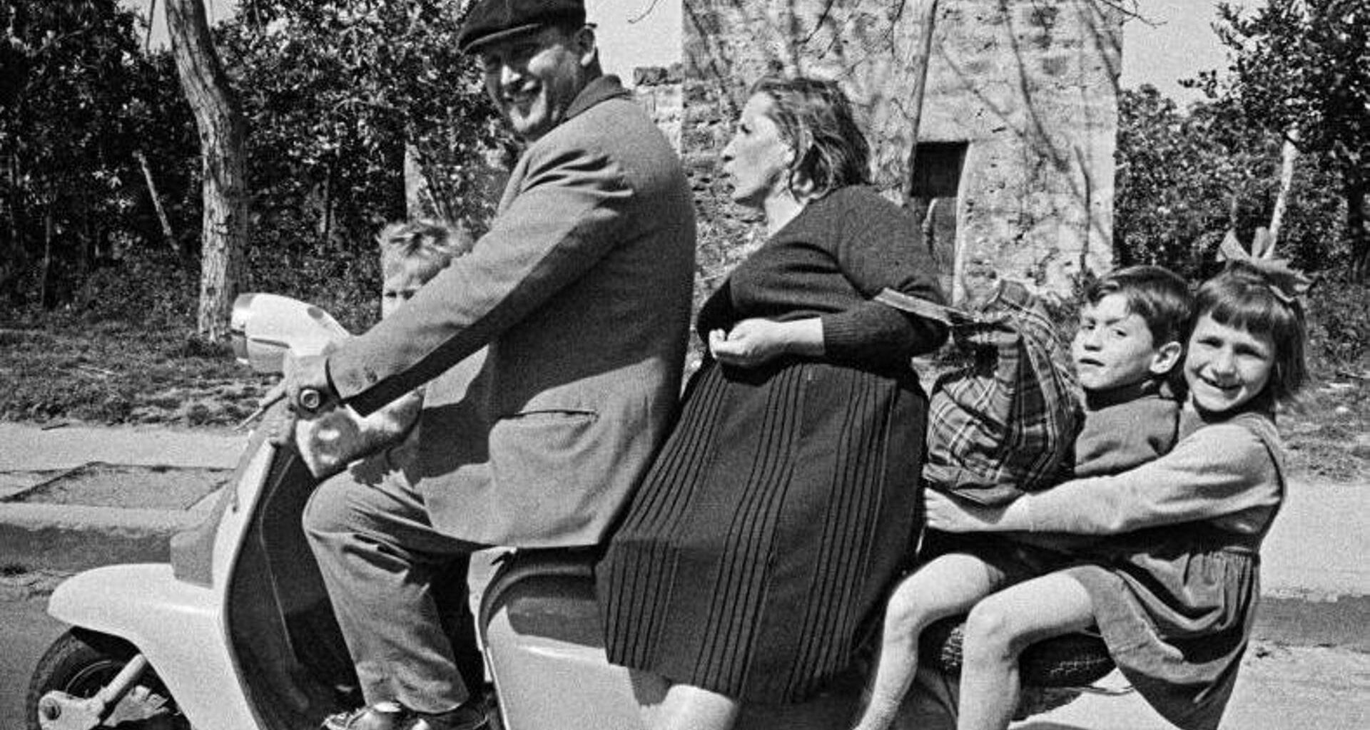 Vitali e pieni di contrasti come gli italiani negli scatti di Bruno Barbey - La Stampa