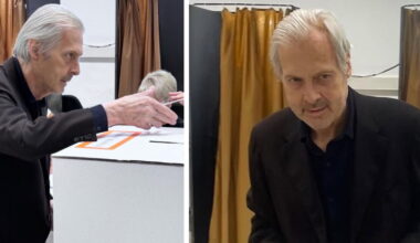 Vittorio Sgarbi torna in pubblico dopo il ricovero per depressione: “Più marchigiano di un marchigiano”