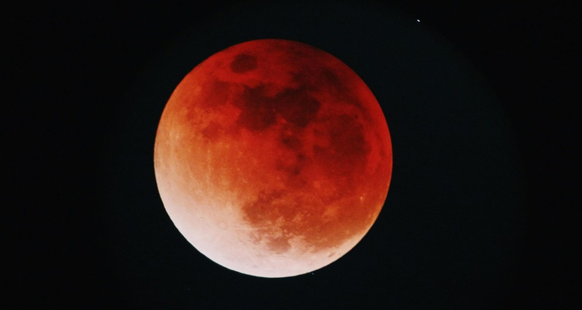 Eclissi lunare del 7 settembre in Italia: ogni quanto avviene e gli orari per non perdersela
