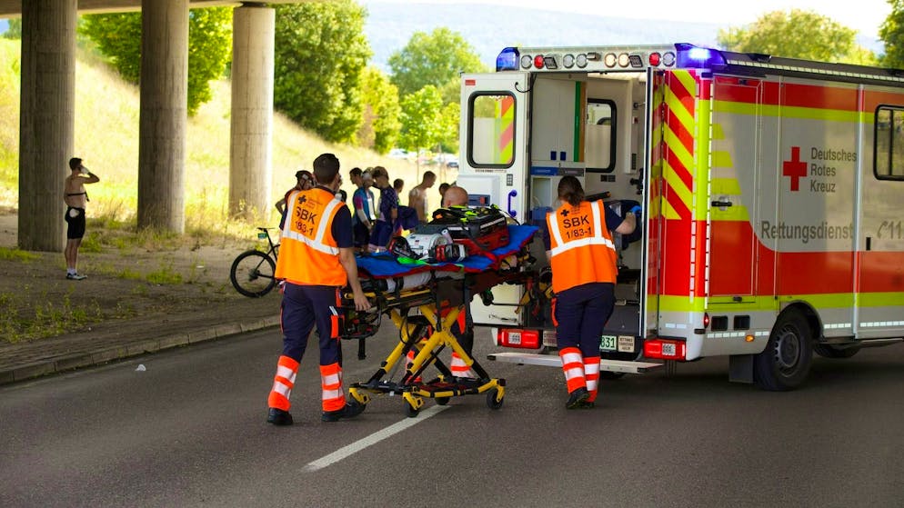 I ciclisti caduti alla RiderMan ricevono cure mediche.