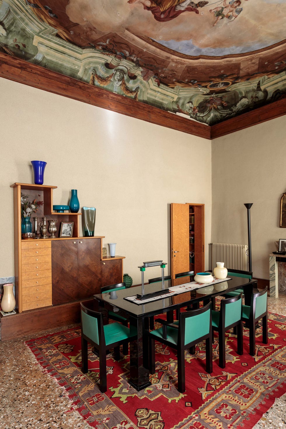 sala da pranzo con tappeto