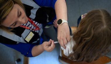 Covid, salgono i contagi ma manca ancora la circolare per i vaccini. La protesta delle Regioni - la Repubblica