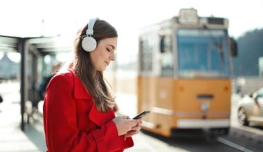 Vivavoce in pubblico, primi provvedimenti: uomo multato a Nantes 