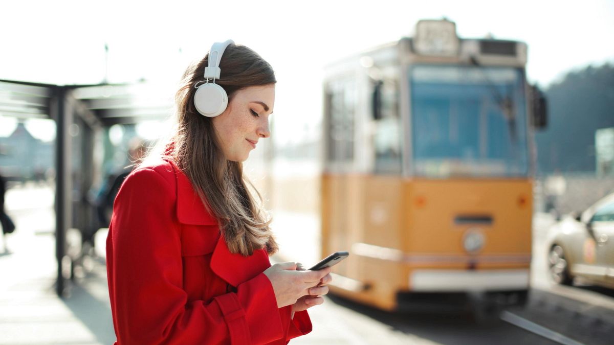 Vivavoce in pubblico, primi provvedimenti: uomo multato a Nantes 