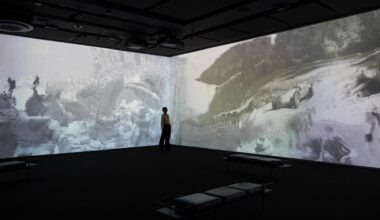 Immersi nelle immagini rielaborate dalla Ai, l’ultima frontiera dell’artista visivo Kessels, - La Stampa