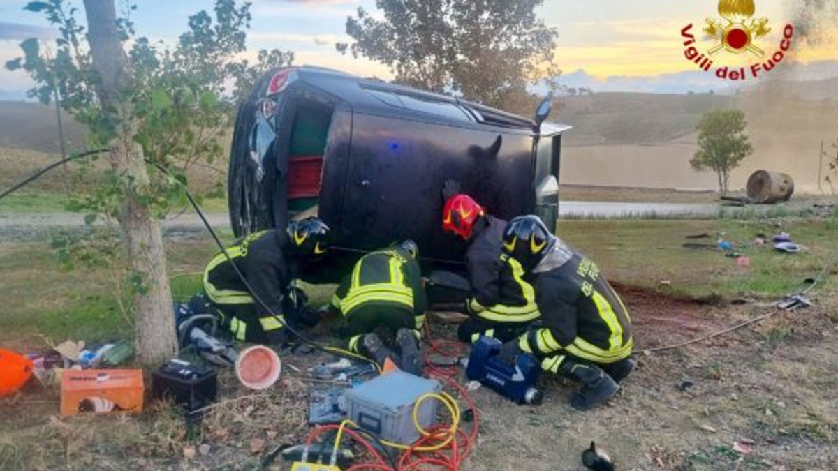 Montenero di Bisaccia (Campobasso), auto si ribalta: muore 25enne incinta
