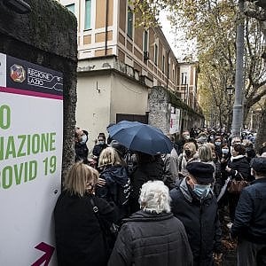 Salmaso: "Una prima dose vale più di una terza. I non vaccinati vanno convinti uno a uno"