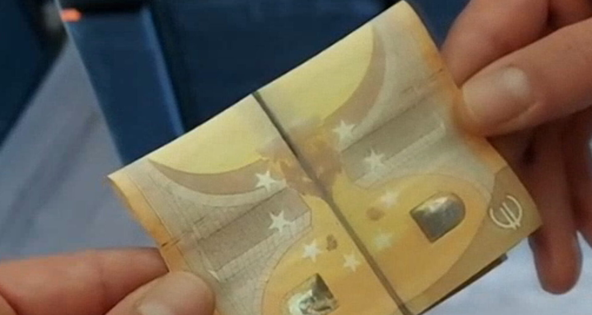 Bulgaria, la campagna anti-euro: “Sulla banconota da 50 c’è il diavolo”. La Bce: “Falso”