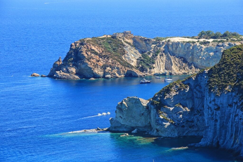 Ponza e l’arte. Riscoprire l’isola tra luci e profumi di settembre