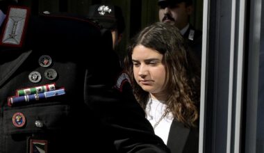 Chiara Petrolini, in aula la foto di uno dei neonati sepolti in giardino. Lei esce - la Repubblica