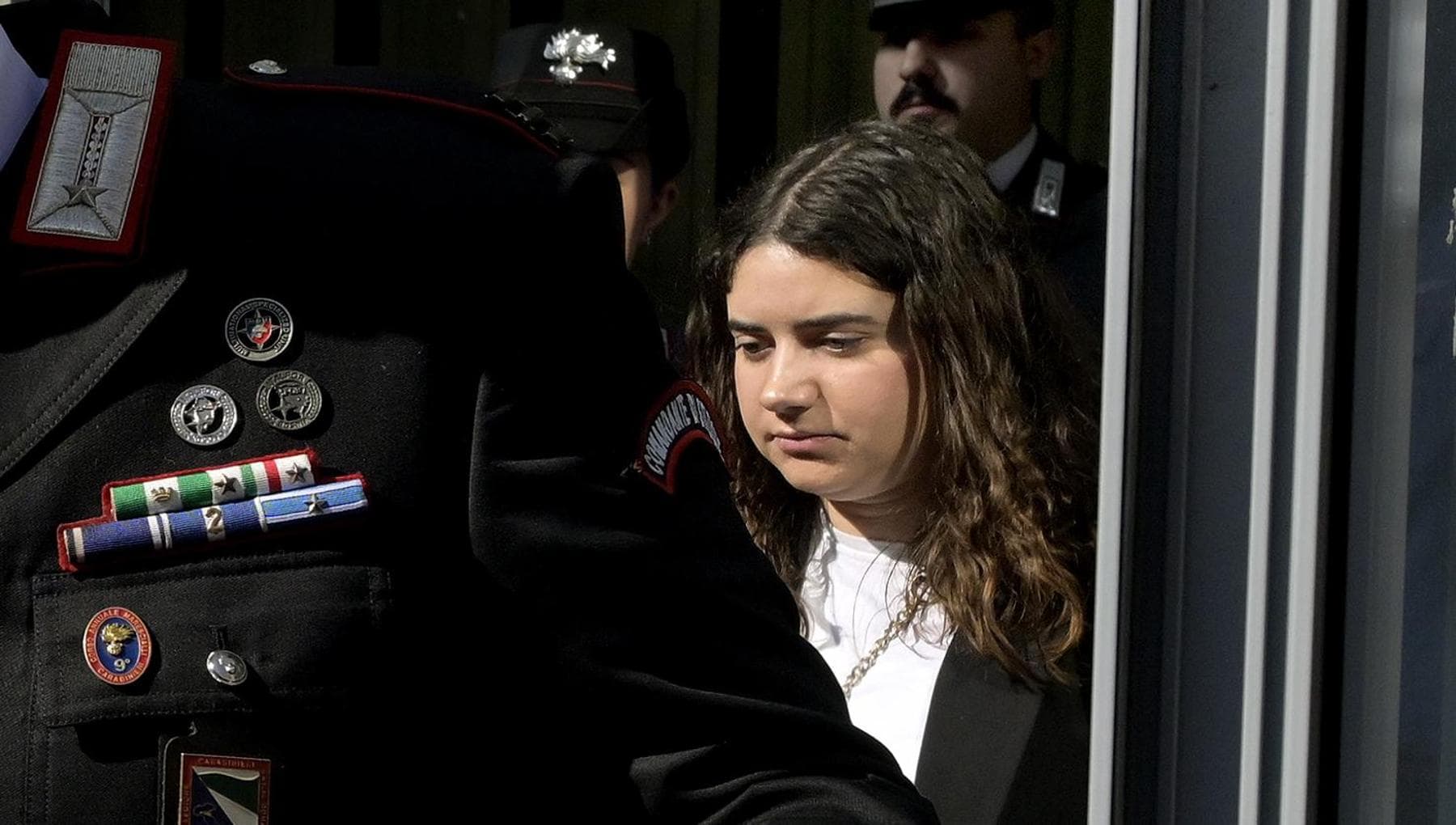 Chiara Petrolini, in aula la foto di uno dei neonati sepolti in giardino. Lei esce - la Repubblica