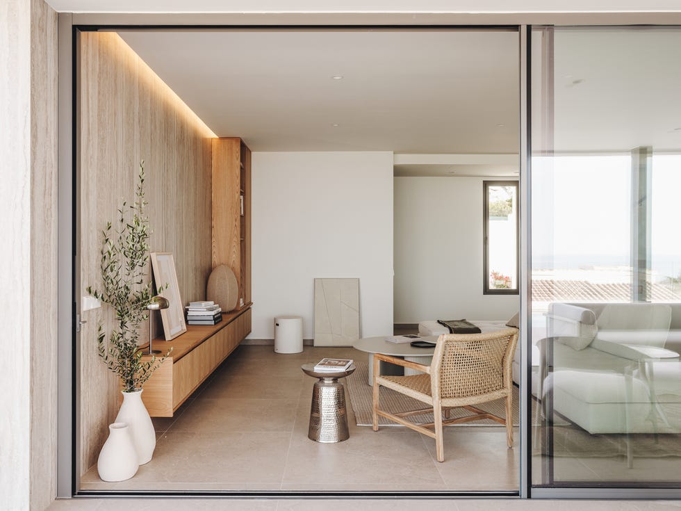 una segunda residencia para pareja holandesa, esta casa de vacaciones se llena de madera, se viste de colores neutros y tiene una piscina espectacular