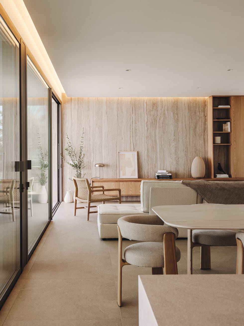 una segunda residencia para pareja holandesa, esta casa de vacaciones se llena de madera, se viste de colores neutros y tiene una piscina espectacular