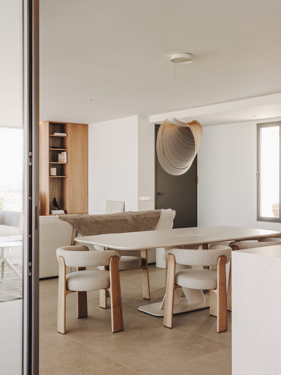 una segunda residencia para pareja holandesa, esta casa de vacaciones se llena de madera, se viste de colores neutros y tiene una piscina espectacular