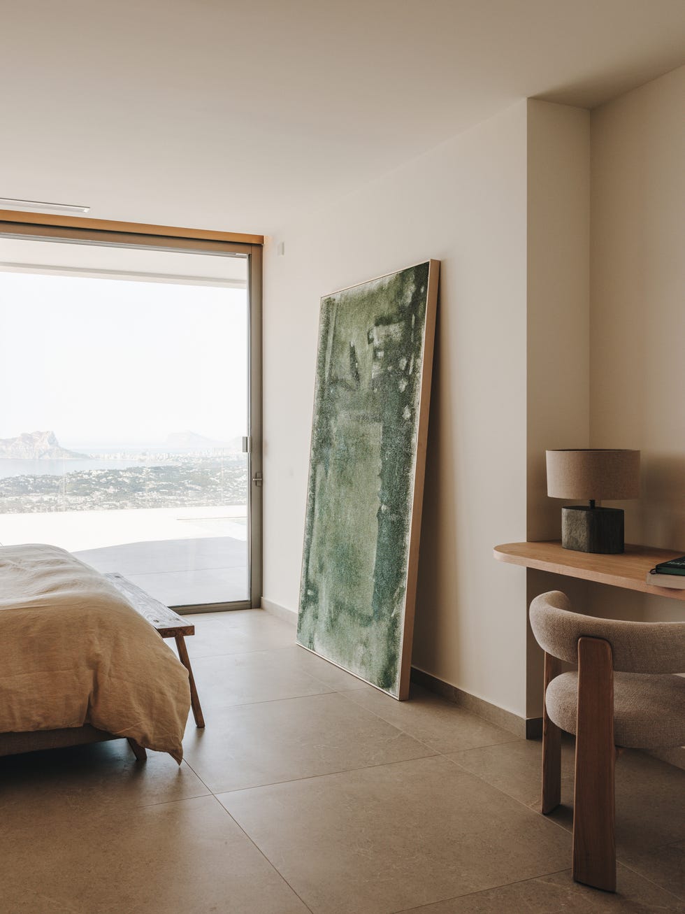 una segunda residencia para pareja holandesa, esta casa de vacaciones se llena de madera, se viste de colores neutros y tiene una piscina espectacular