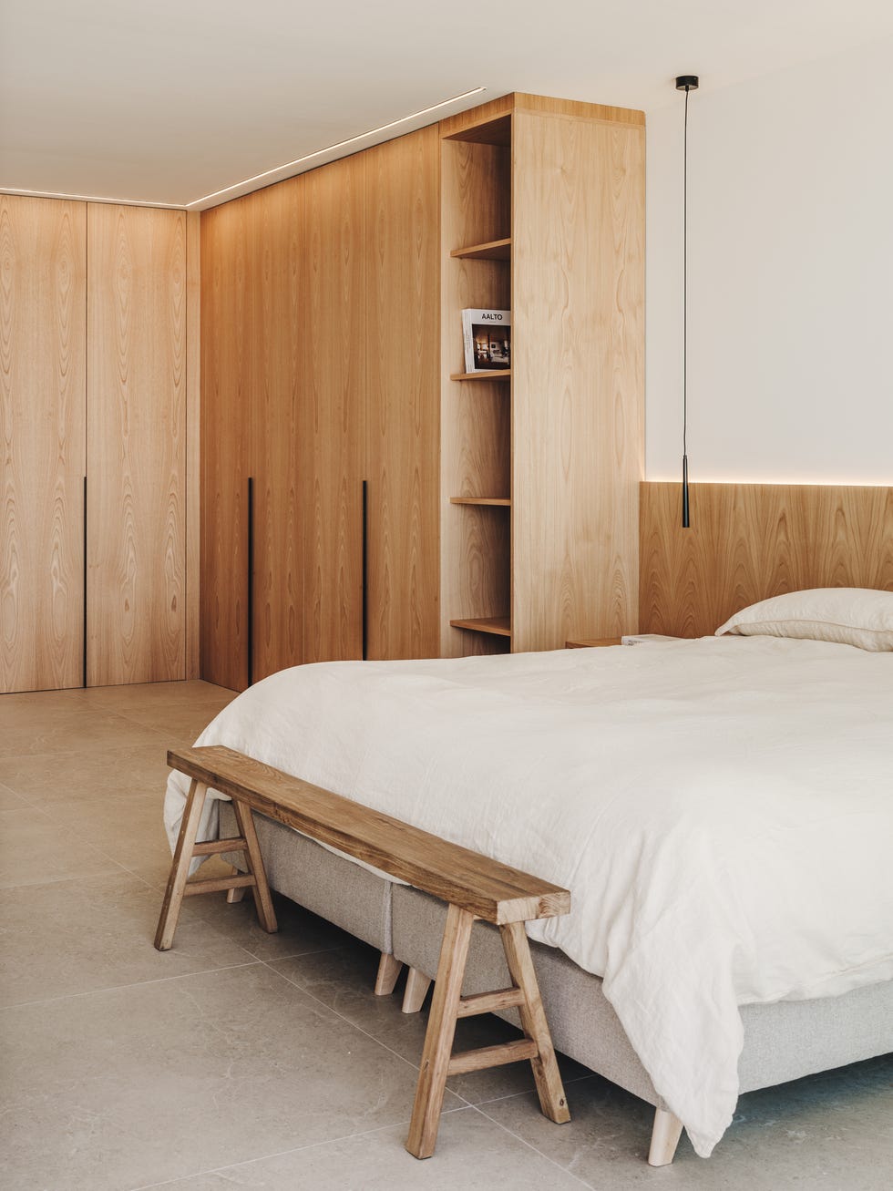 una segunda residencia para pareja holandesa, esta casa de vacaciones se llena de madera, se viste de colores neutros y tiene una piscina espectacular