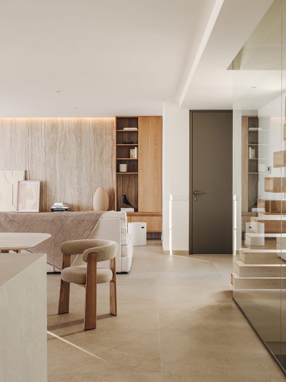 una segunda residencia para pareja holandesa, esta casa de vacaciones se llena de madera, se viste de colores neutros y tiene una piscina espectacular