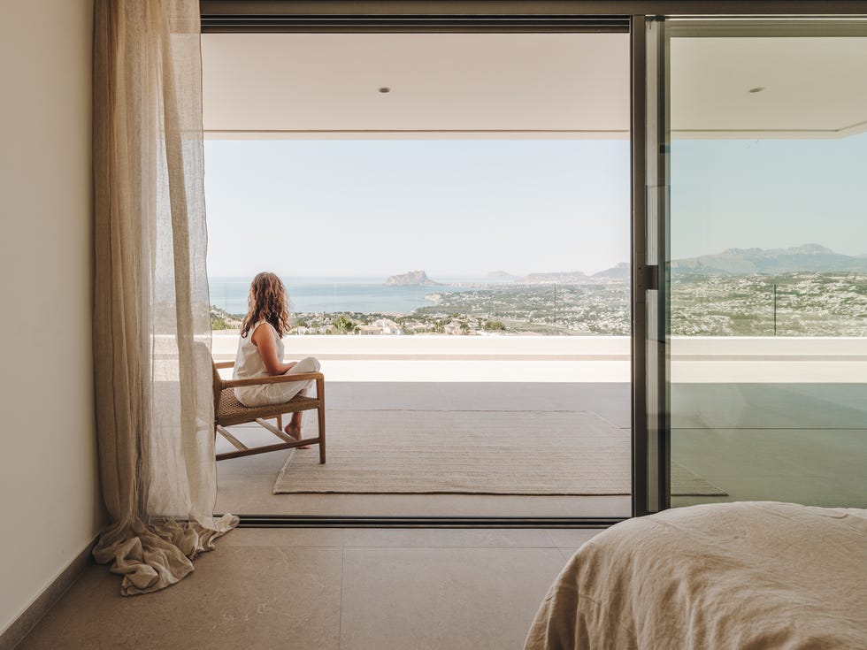 una segunda residencia para pareja holandesa, esta casa de vacaciones se llena de madera, se viste de colores neutros y tiene una piscina espectacular