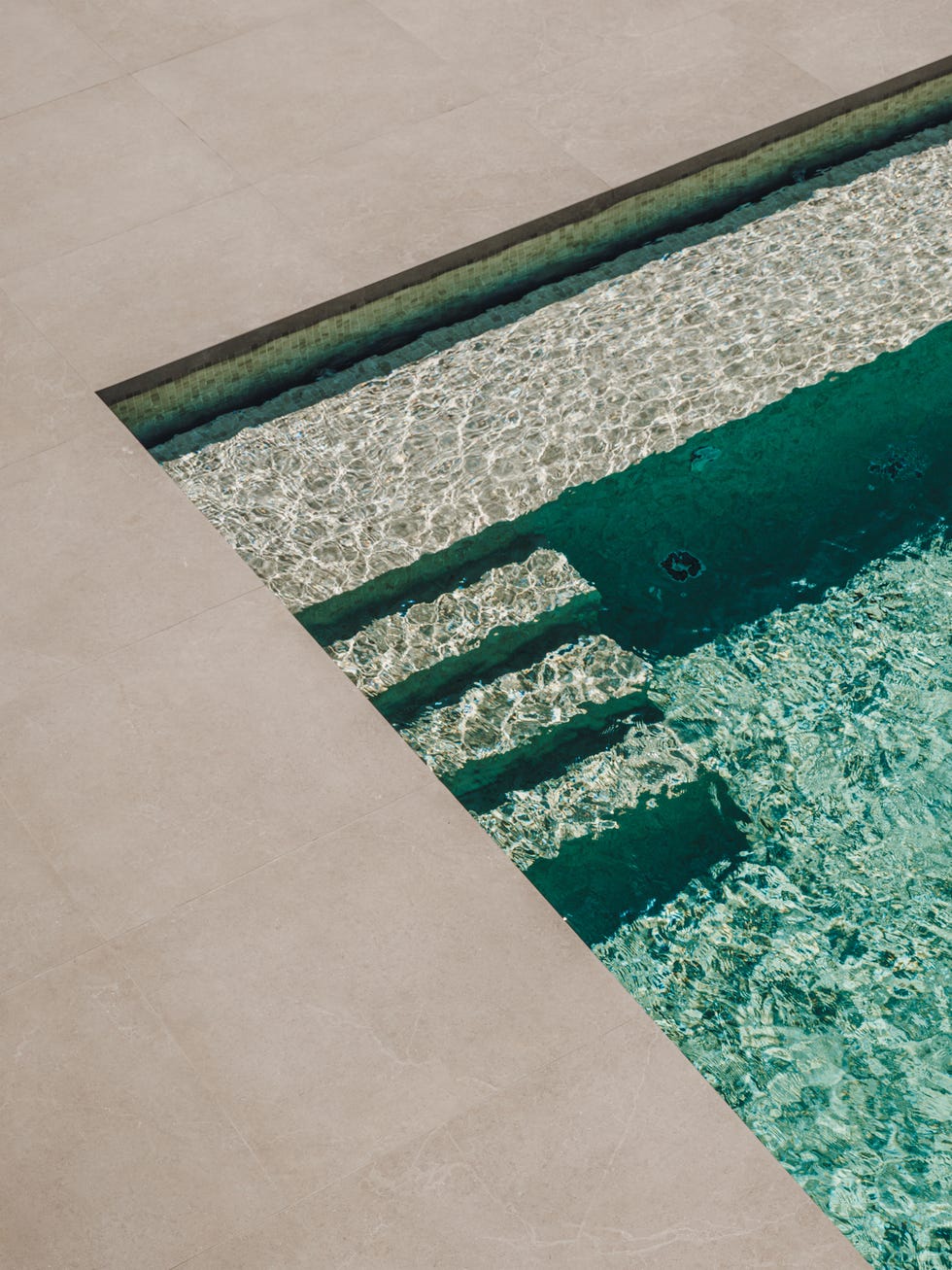 una segunda residencia para pareja holandesa, esta casa de vacaciones se llena de madera, se viste de colores neutros y tiene una piscina espectacular