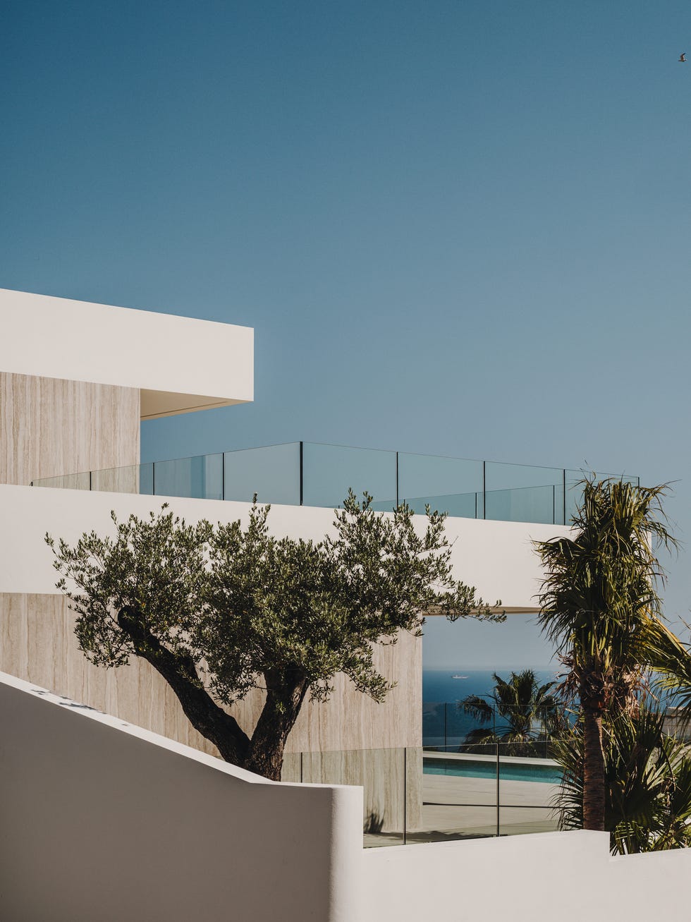 una segunda residencia para pareja holandesa, esta casa de vacaciones se llena de madera, se viste de colores neutros y tiene una piscina espectacular