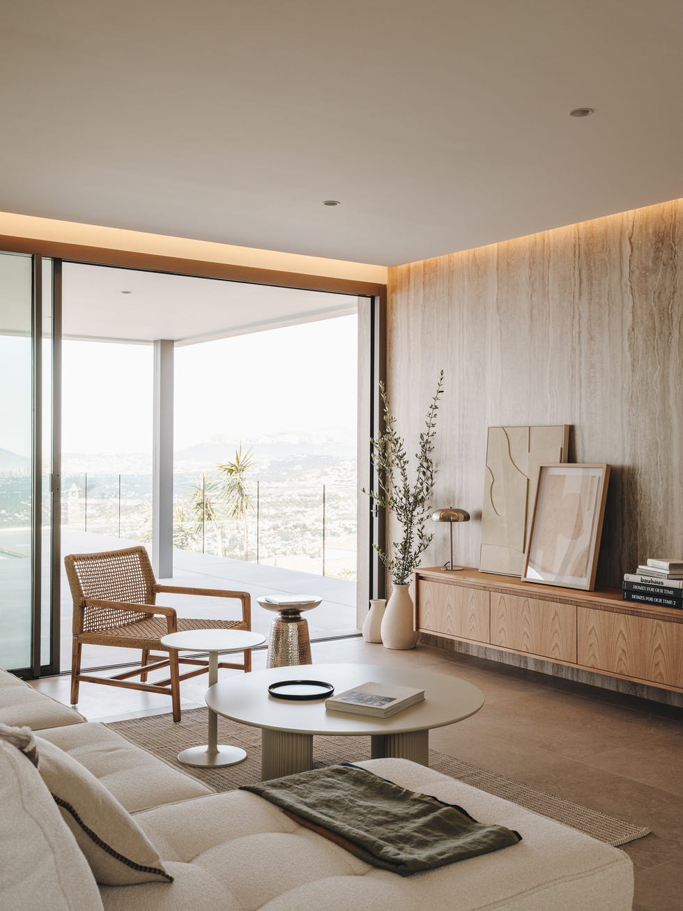 una segunda residencia para pareja holandesa, esta casa de vacaciones se llena de madera, se viste de colores neutros y tiene una piscina espectacular