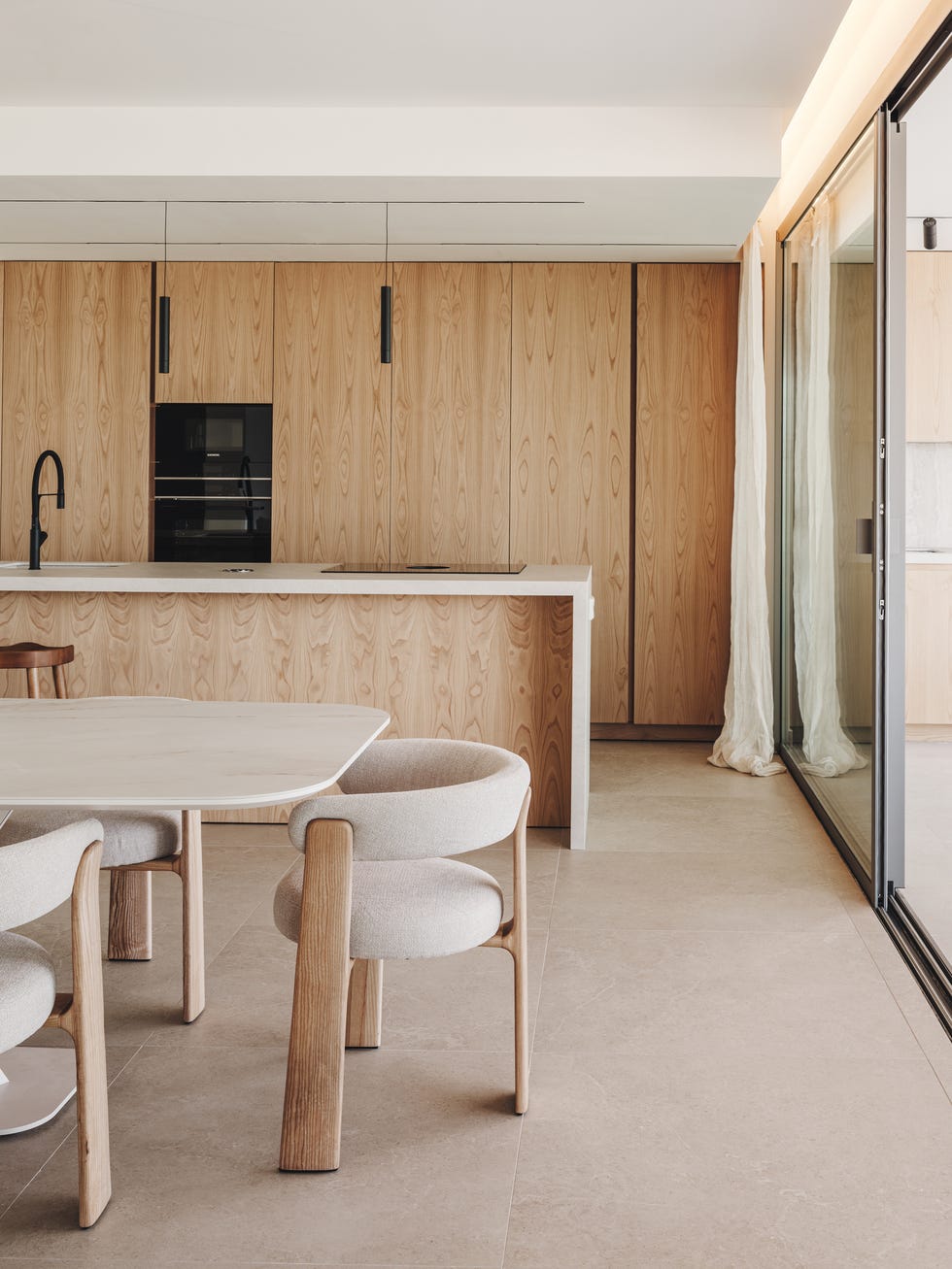 una segunda residencia para pareja holandesa, esta casa de vacaciones se llena de madera, se viste de colores neutros y tiene una piscina espectacular