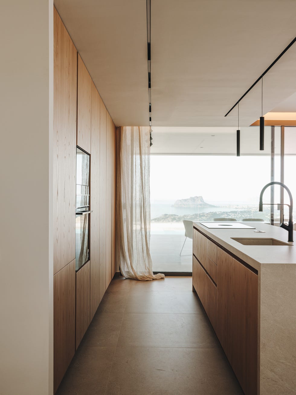 una segunda residencia para pareja holandesa, esta casa de vacaciones se llena de madera, se viste de colores neutros y tiene una piscina espectacular
