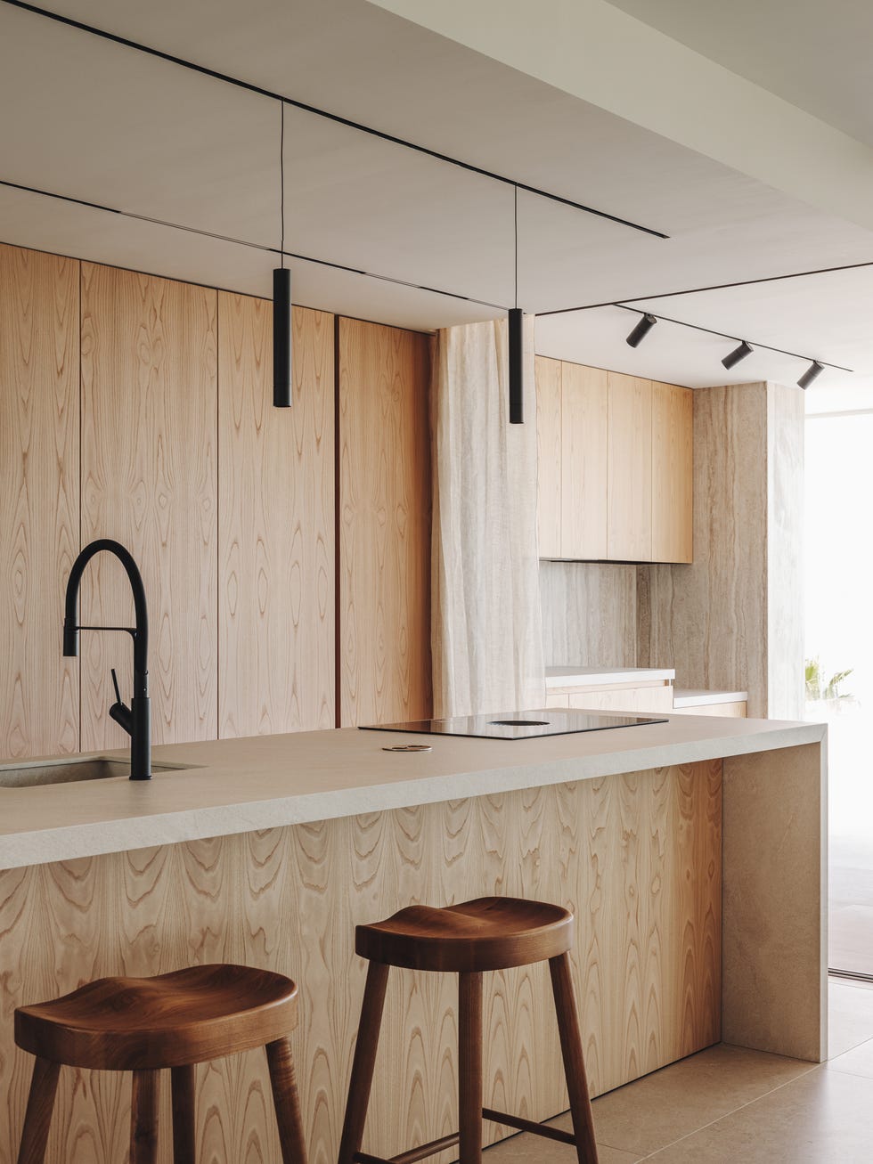 una segunda residencia para pareja holandesa, esta casa de vacaciones se llena de madera, se viste de colores neutros y tiene una piscina espectacular
