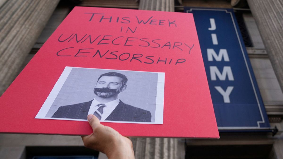 Sospensione Jimmy Kimmel, i conduttori dei late-night show Usa si schierano a favore del collega