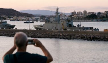 Flotilla in acque internazionali sorvolata da droni, a navi militari Ue vietato rispondere attacchi