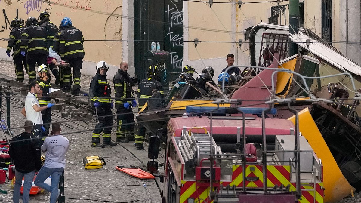 Lisbona, la funicolare Elevador da Glória deraglia: almeno 15 morti e 23 feriti