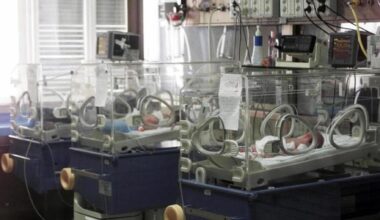 Parma, bimbo nato senza gambe. Alla famiglia 350mila euro: “Nessuno si accorse della malformazione”