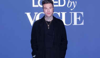 Fedez, Schlein e Jannik Sinner nelle strofe di una nuova canzone: “Ha l’accento di Adolf Hitler”
