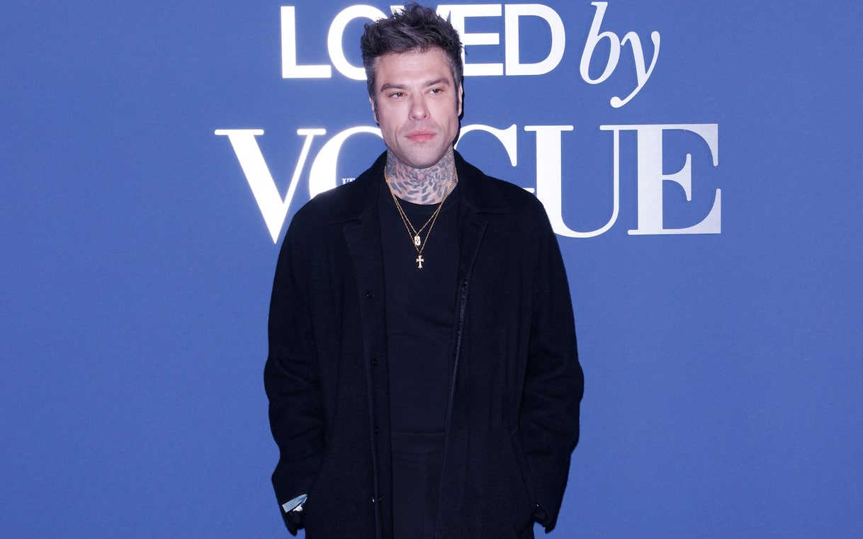 Fedez, Schlein e Jannik Sinner nelle strofe di una nuova canzone: “Ha l’accento di Adolf Hitler”