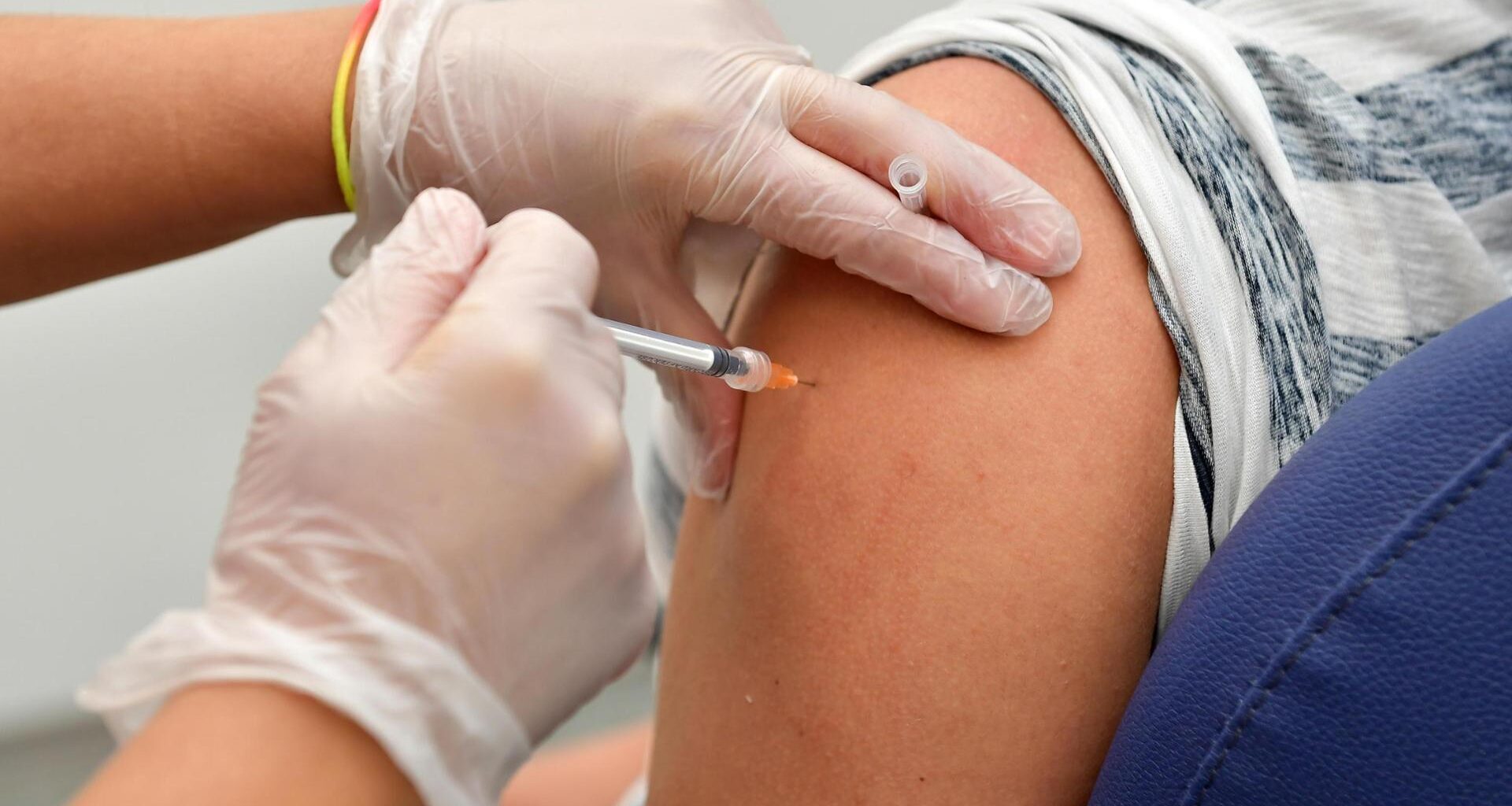 Anziani, fragili, future mamme: dal 14 ottobre i vaccini contro influenza e covid, cosa sapere