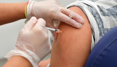 Anziani, fragili, future mamme: dal 14 ottobre i vaccini contro influenza e covid, cosa sapere