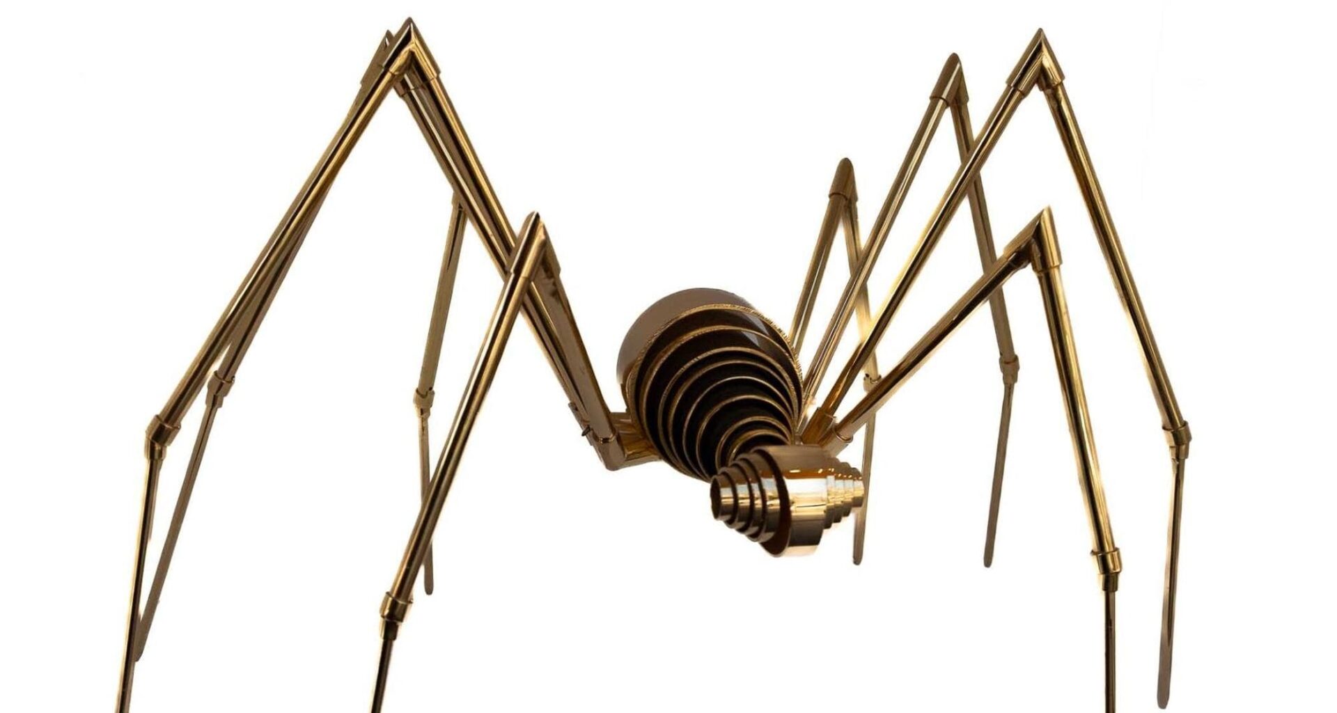 Bimba vuole disegnare su una tela, ma è un’opera da 200mila euro: si arrampica e rompe una scultura