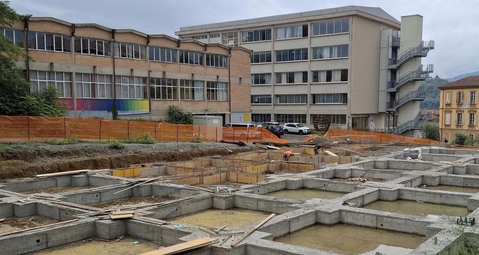 Acqui, esposto contro il cantiere della palestra del Parodi che sveglia il quartiere all'alba
