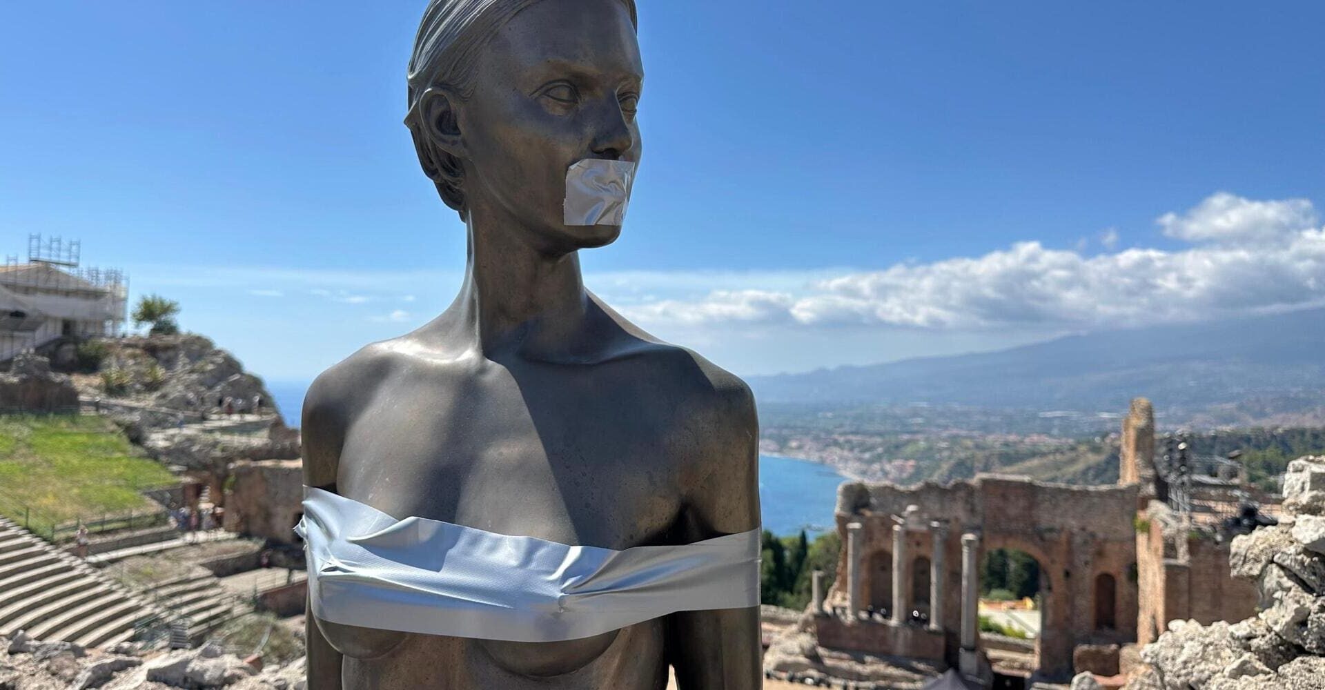 Nastro adesivo sulla David, la provocazione anti-Meta di Jago