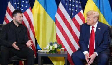 Zelensky dice di avere il sostegno di Trump per colpire le raffinerie russe. E chiede un'arma (segreta)