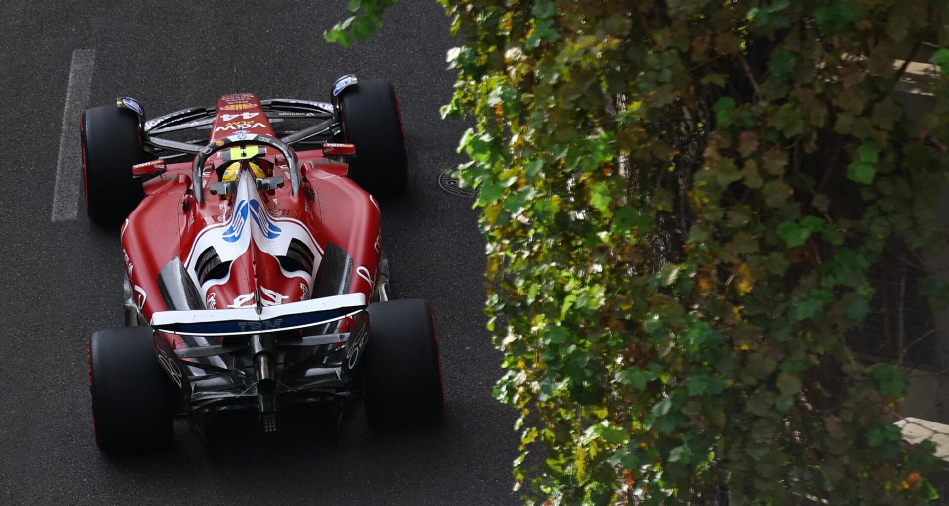 Hamilton miglior tempo, poi Leclerc: le Ferrari volano nelle libere a Baku
