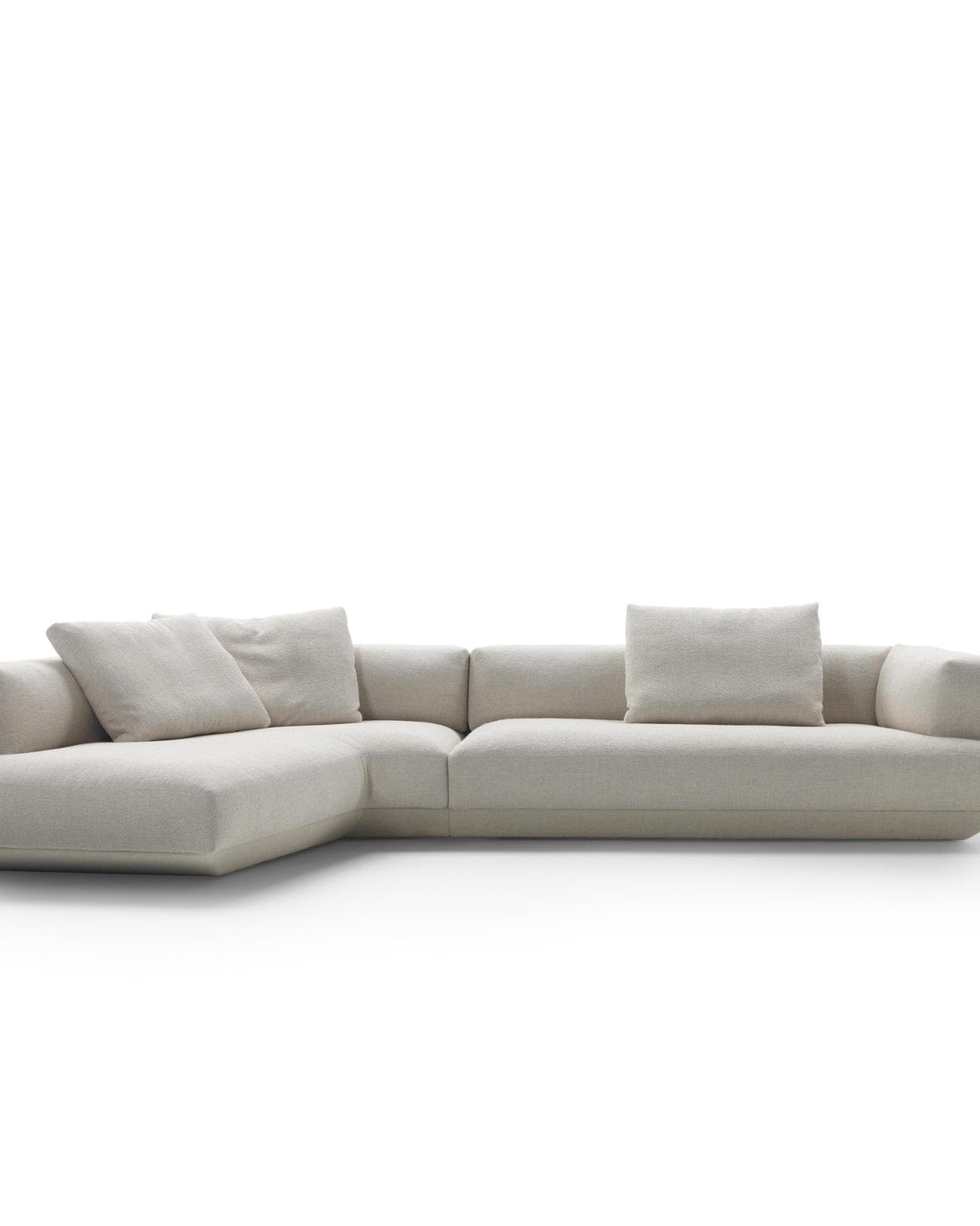 Un attento equilibrio tra proporzioni e inclinazioni, in questa configurazione del divano Loungescape firmata da Citterio per Flexform. L'ampia modularità ne sottolinea la vocazione per ambienti in cui relax e convivialità si alternano con disinvoltura
