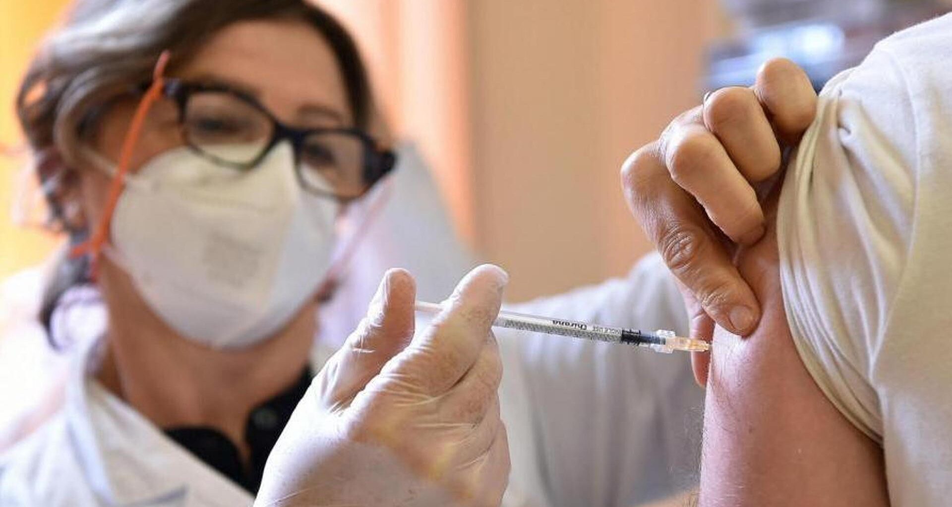 Influenza, attesi 15 milioni di casi. Quando è meglio vaccinarsi a seconda di dove si vive - La Stampa
