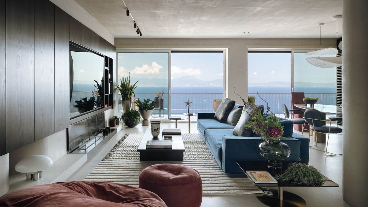 Un attico a Posillipo che guarda il Vesuvio e ci insegna la bellezza del restyling conservativo