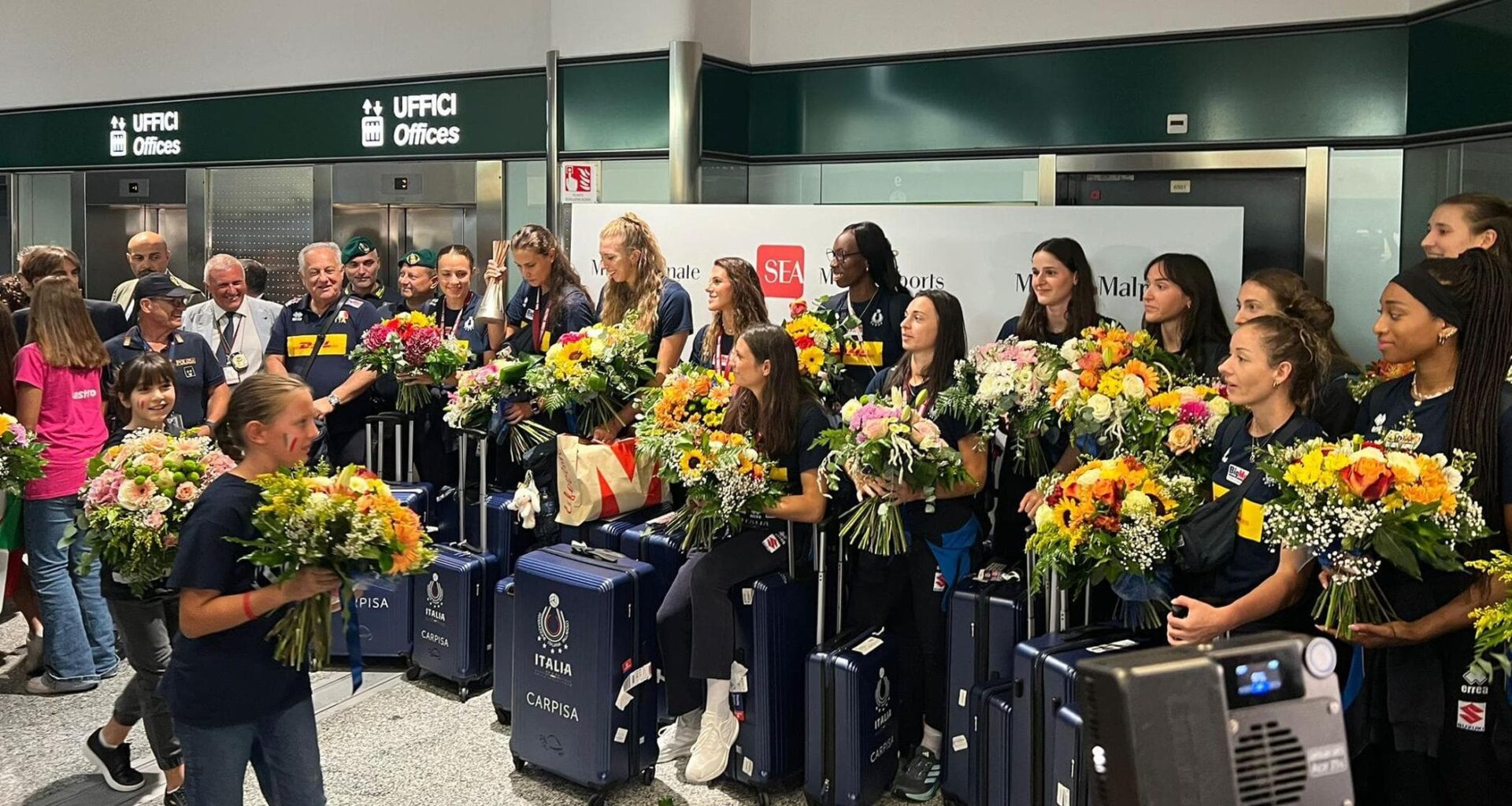 Volley, il ritorno delle campionesse tra fiori e cori. De Gennaro: “Mio marito battuto? Salutato velocemente” - la Repubblica