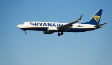 Turbolenza su volo Ryanair con 180 passeggeri: panico a bordo, feriti 2 membri dell'equipaggio
