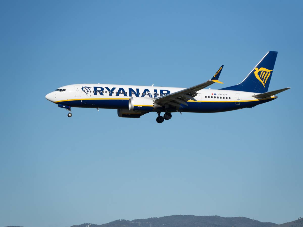 Turbolenza su volo Ryanair con 180 passeggeri: panico a bordo, feriti 2 membri dell'equipaggio