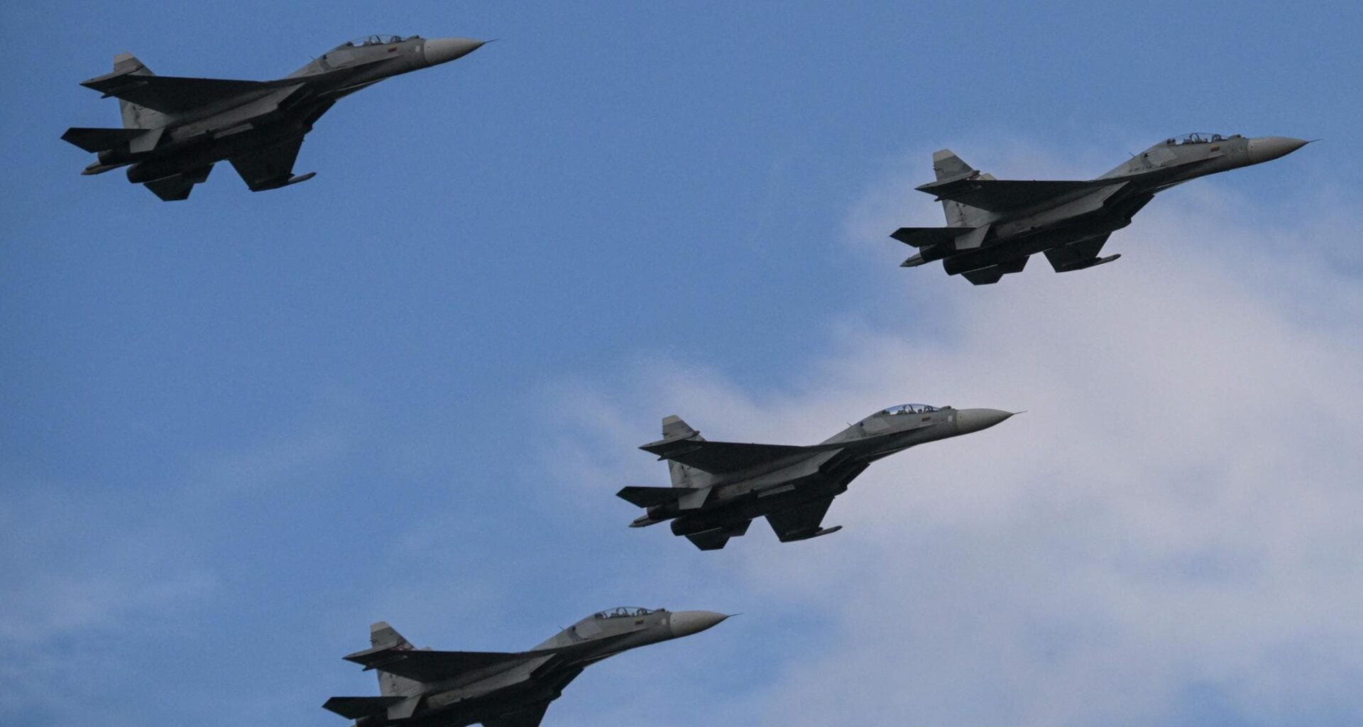 Usa-Venezuela, tensione altissima: Maduro manda i caccia sopra le navi militari inviate da Trump - la Repubblica